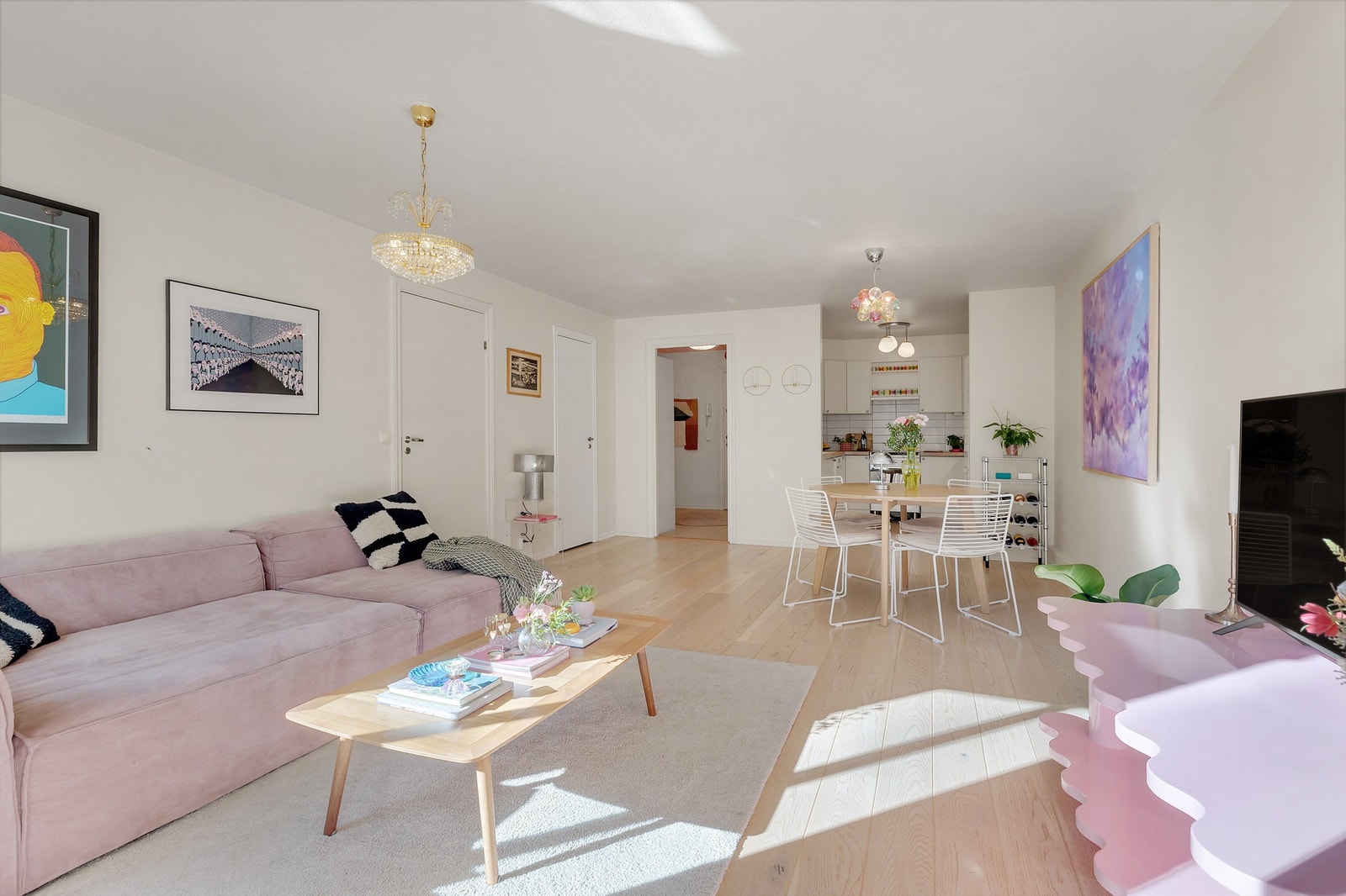 Romslig stue i delvis åpen løsning med kjøkken. Galleribilde