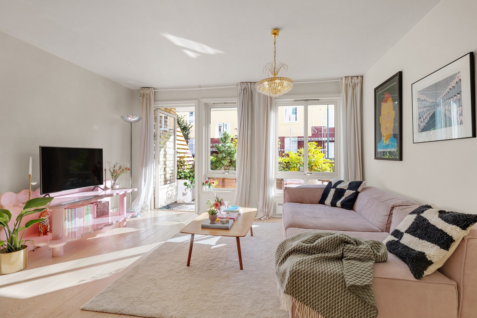 Leiligheten har godt med naturlig lysinnslipp via store vinduer. Galleribilde