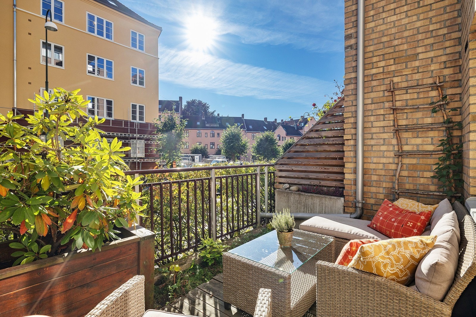 Dette er lys og innbydende 2-roms med solrik uteplass i et hyggelig og populært boområde på Sagene. Galleribilde