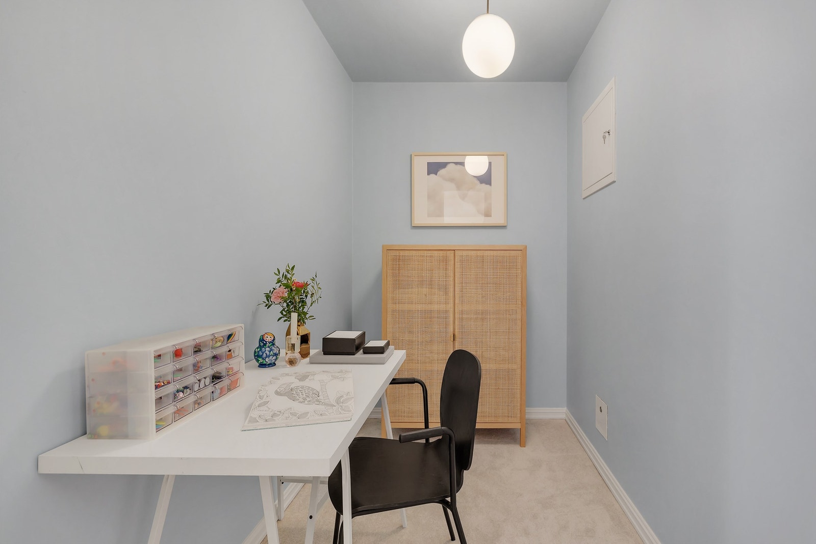 Praktisk kontor/bod som passer perfekt for hjemmekontoret eller for ekstra oppbevaringsplass. Galleribilde