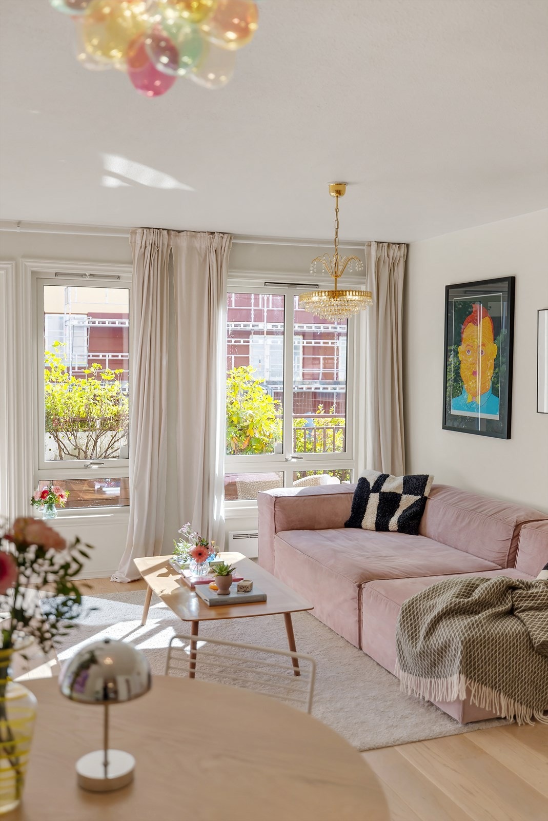 Pen og lys stue med hyggelig grønt utsyn. Galleribilde