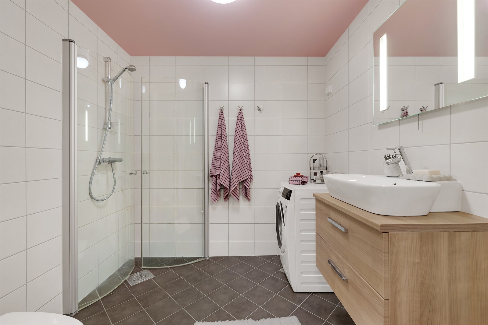 Pent flislagt bad fra 2011 med gulvvarme. Tilrettelagt opplegg for vaskemaskin. Galleribilde