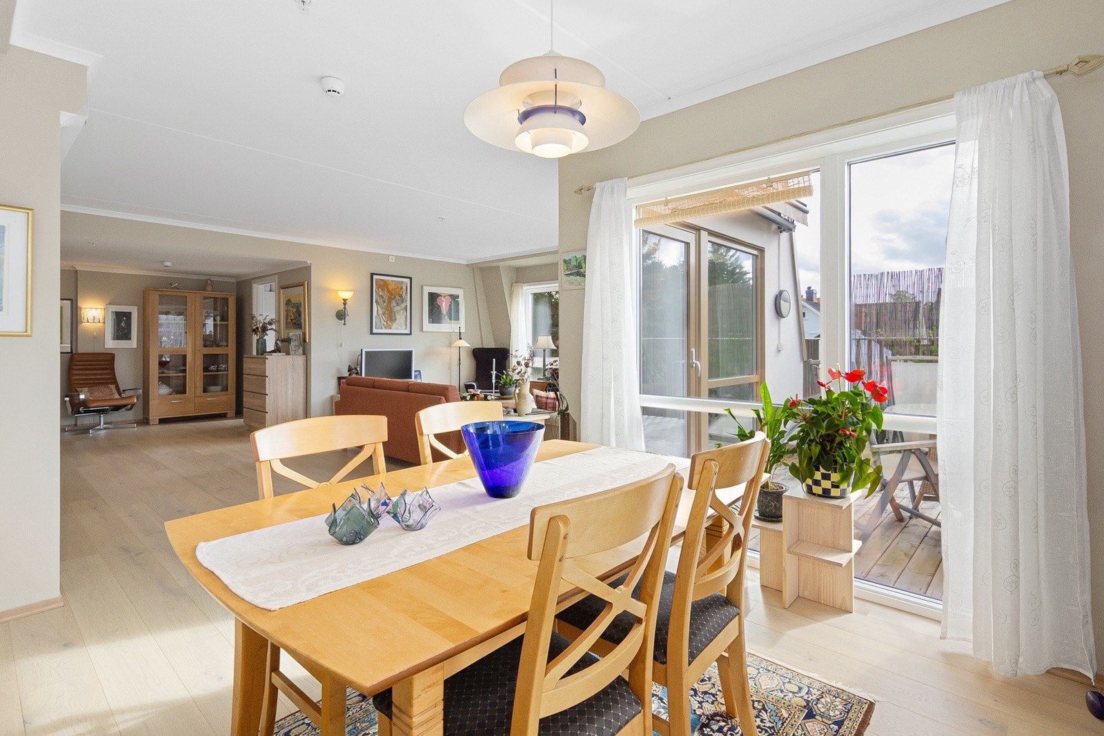 Stuen er romslig med god plass til spisebord m/stoler Galleribilde
