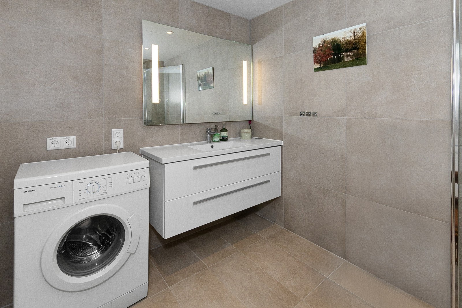 Det er 2 bad/wc i leiligheten. De er romslige og moderne. Det ene har opplegg til vaskemaskin. Galleribilde