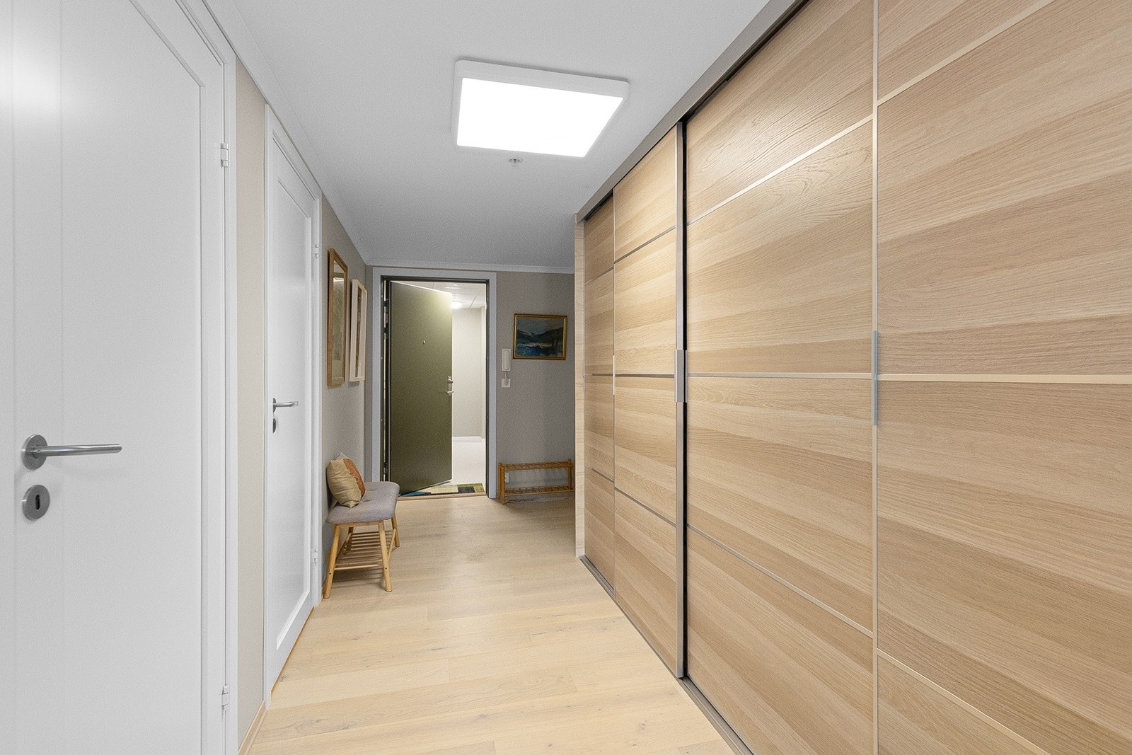 Gang med store, romslige skyvedørsskap påkostet ekstra av nåværende eiere. Galleribilde