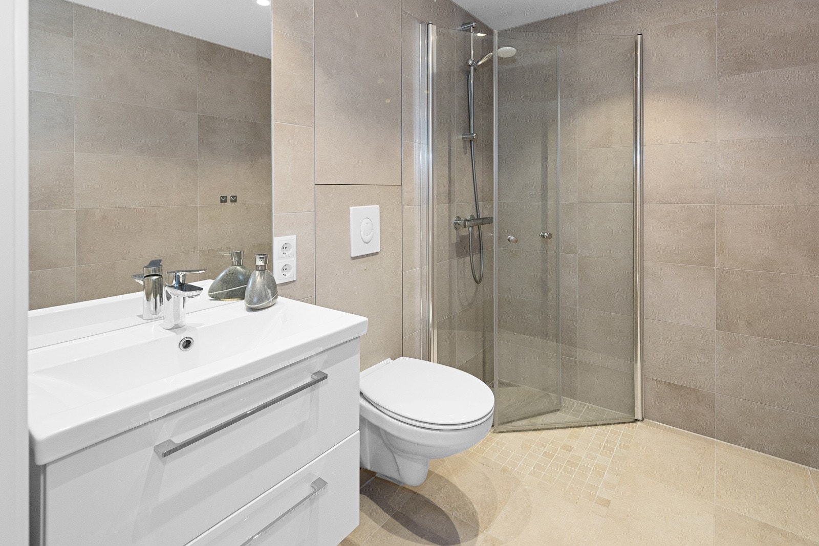 Bad/wc. Flislagt og moderne. Vegghengt toalett. Romslig dusjhjørne. Galleribilde