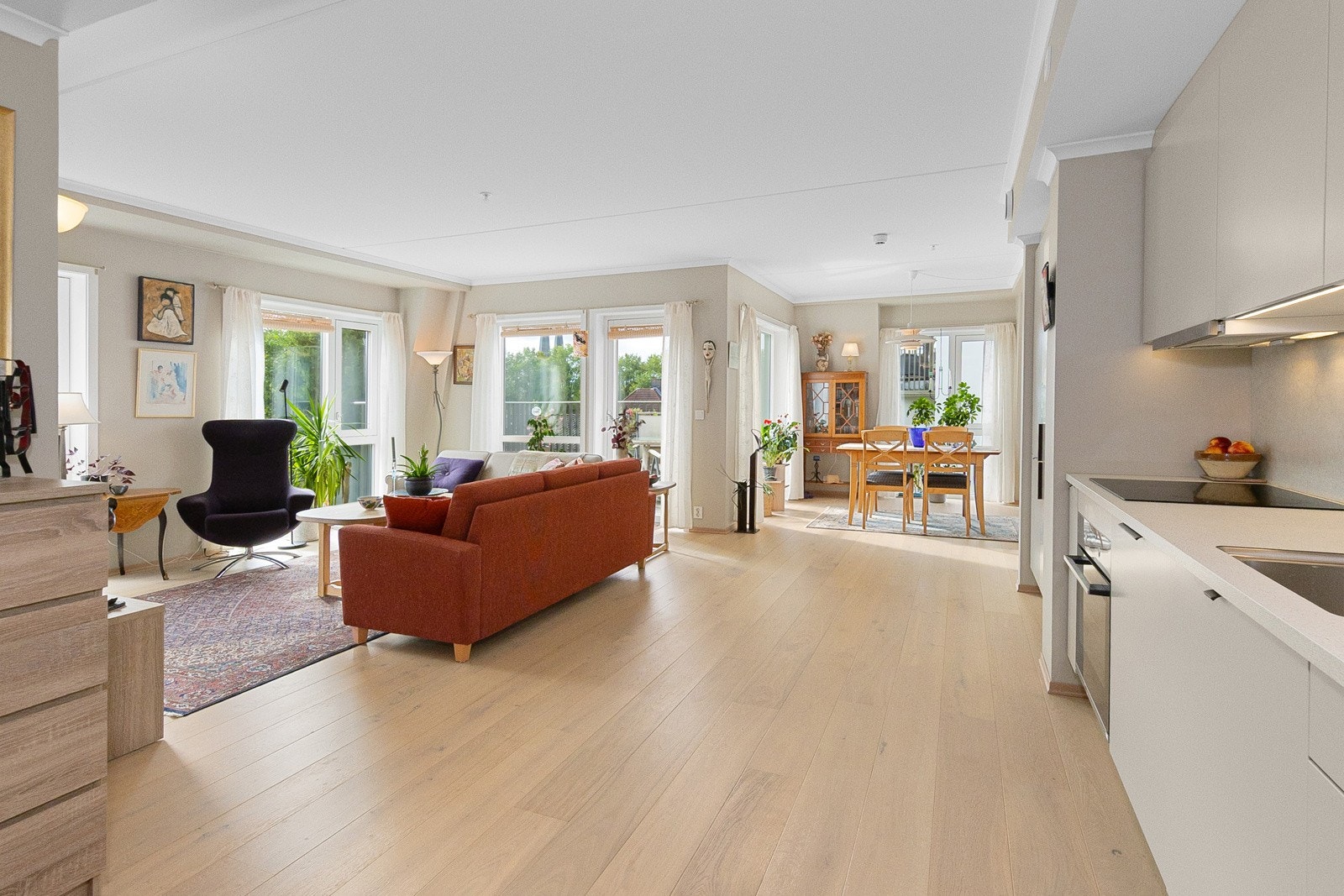 Lys, romslig og meget pen, moderne stue med åpent kjøkken Galleribilde