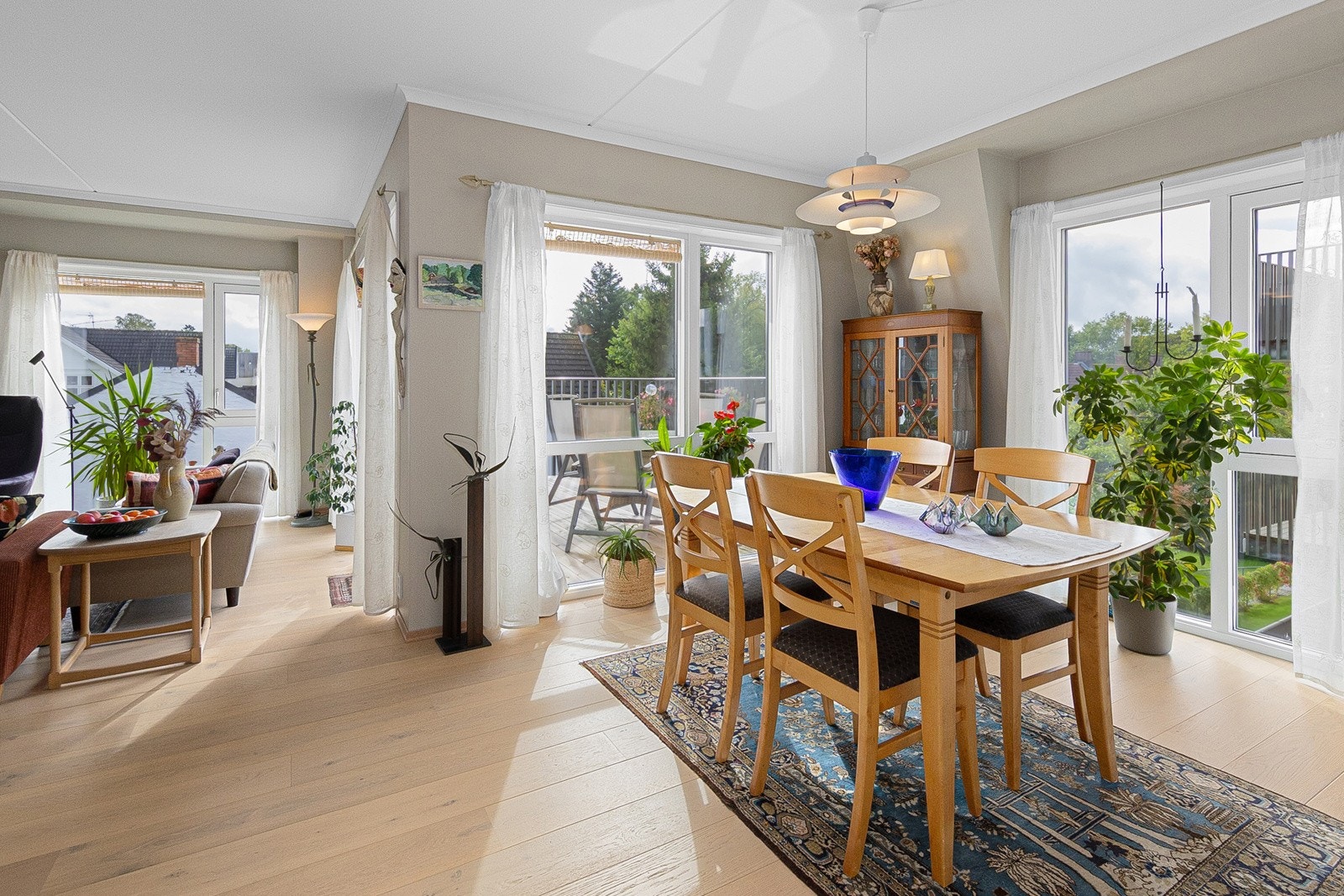 Spisestue. Gode vindusflater gir en lys og åpen leilighet Galleribilde