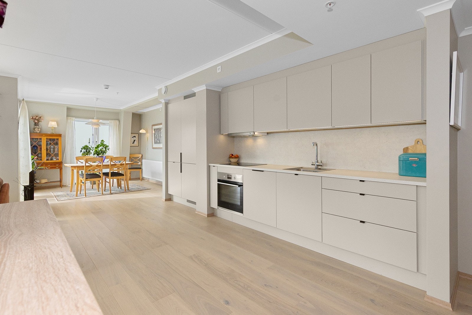 Kjøkkenet er åpent og tiltalende Galleribilde