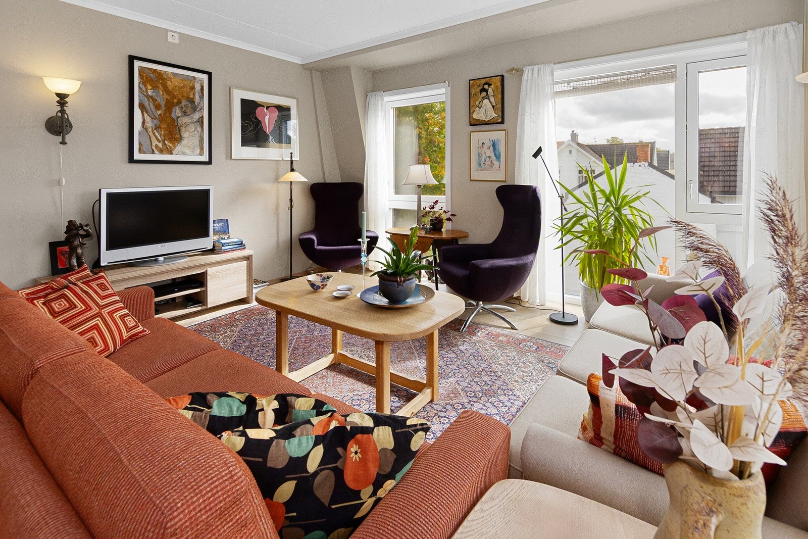 Lyst og hyggelig i stuen Galleribilde