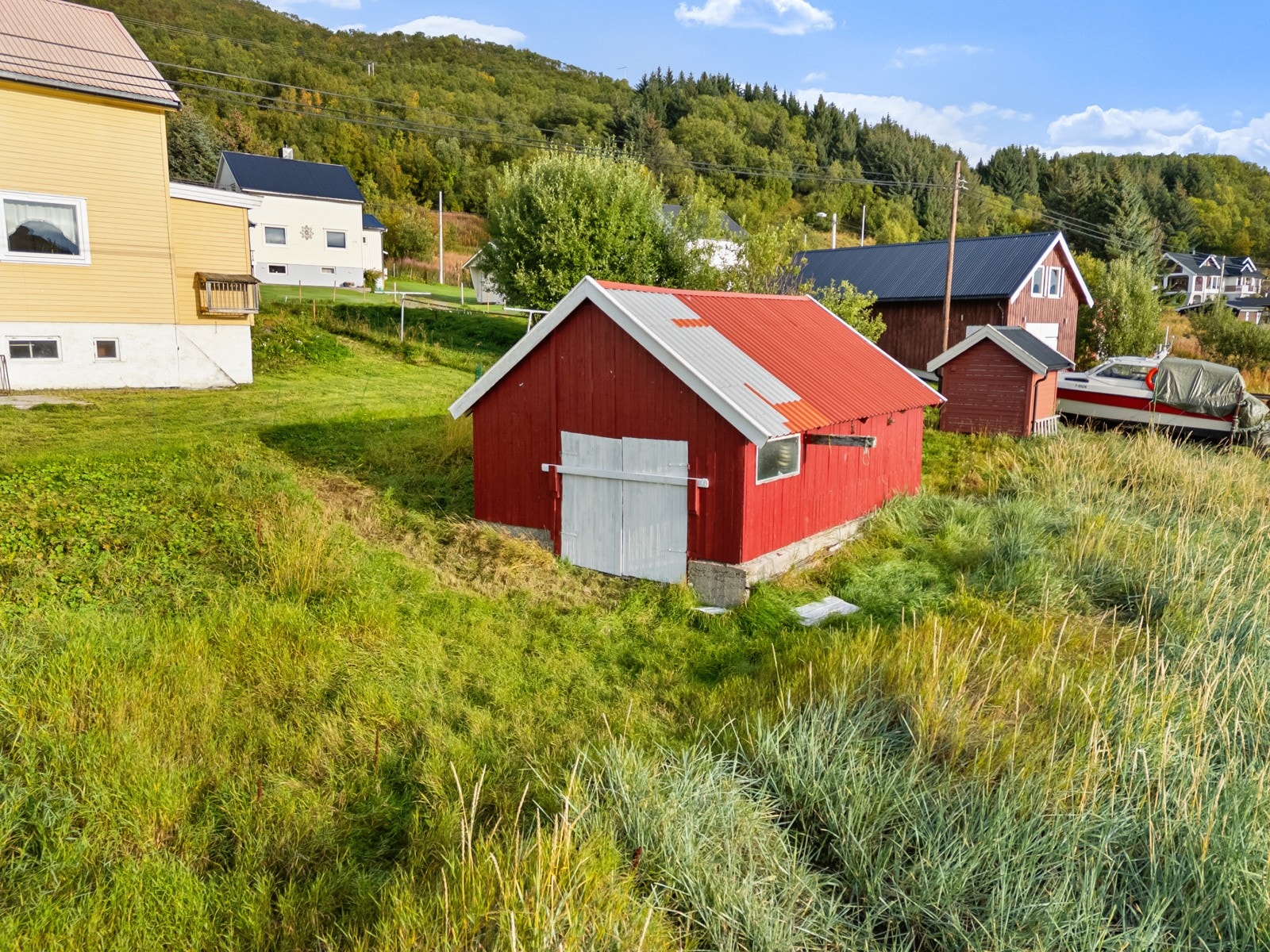 Naust ved fjæra