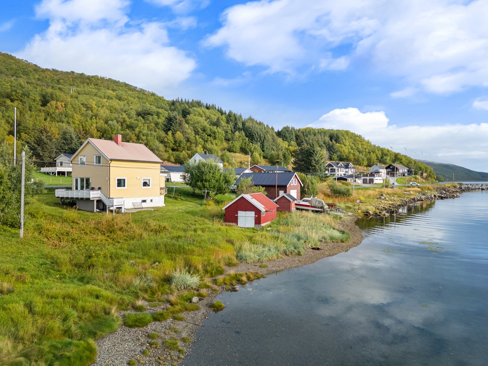 Velkommen til Nord-Fugløyveien 869 - Idyllisk beliggende enebolig med naust og strandlinje presentert av Inger Alette Eira!