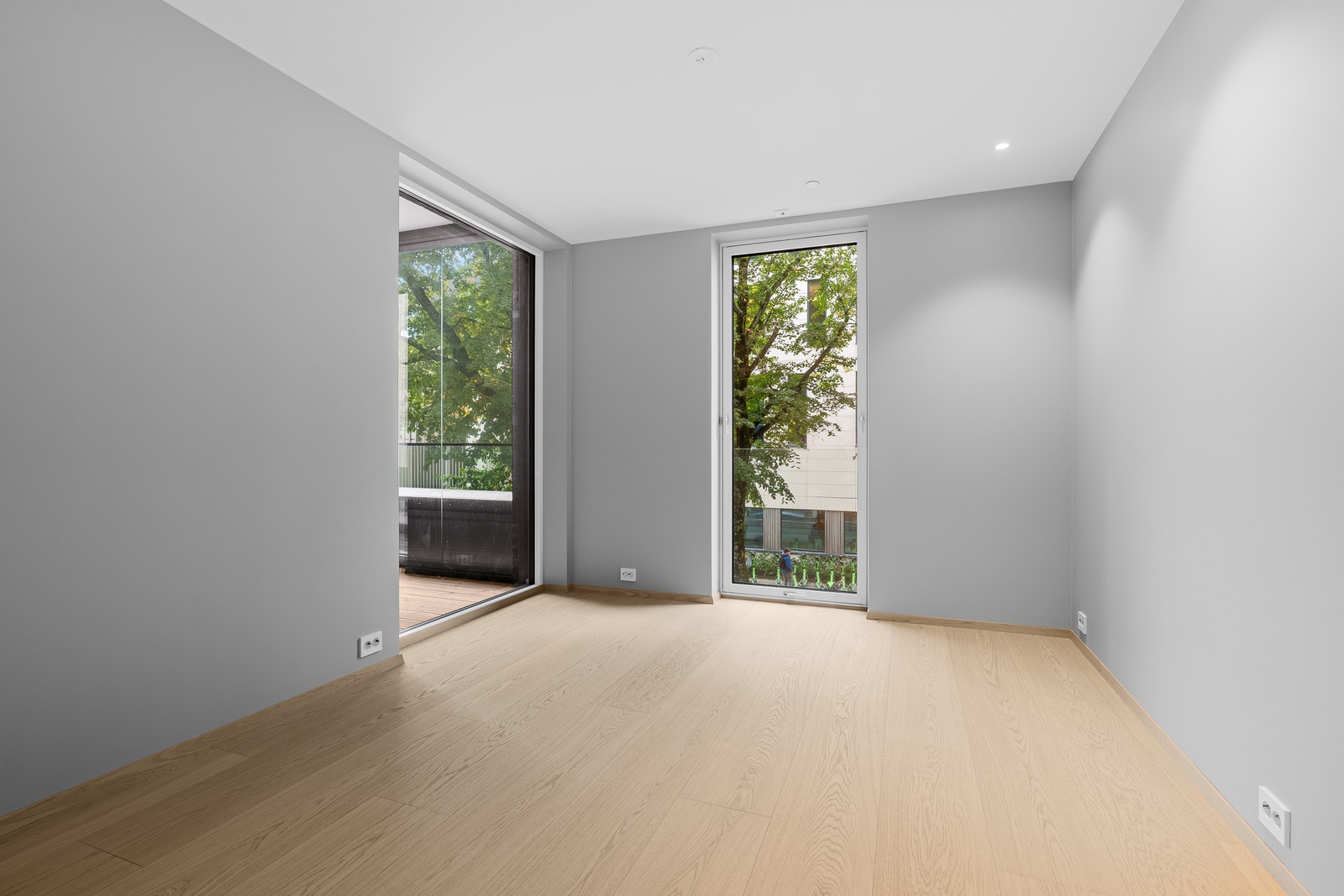 Flott spisestue i åpen løsning mot kjøkken og stuen Galleribilde