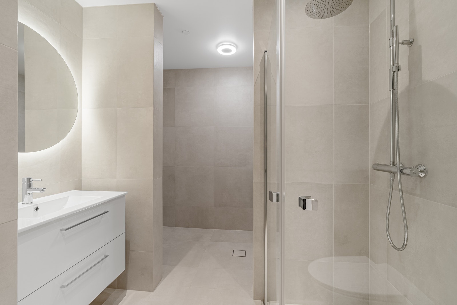 Bad i gang med vaskedel innerst - praktisk! Galleribilde