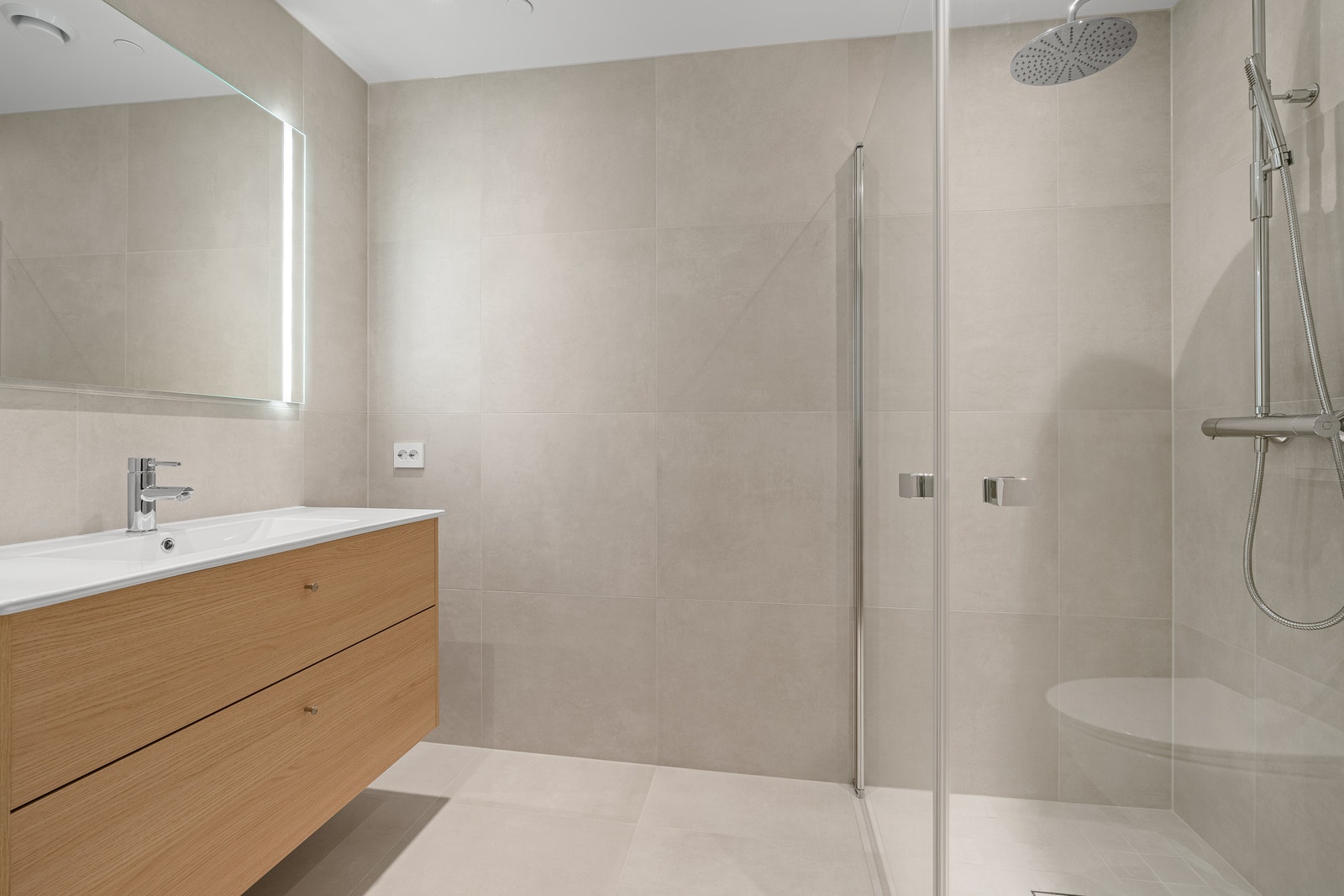 Flott baderom via hovedsoverom Galleribilde