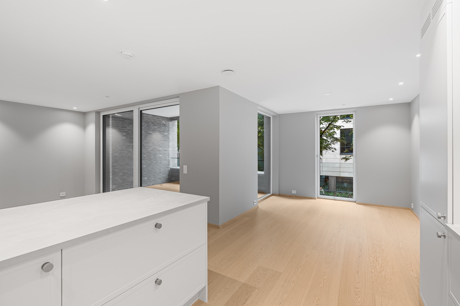 Kjøkkenet er U-formet og har rikelige med skap og benkeplass - naturlig spisedel i leilighetens plantegning Galleribilde