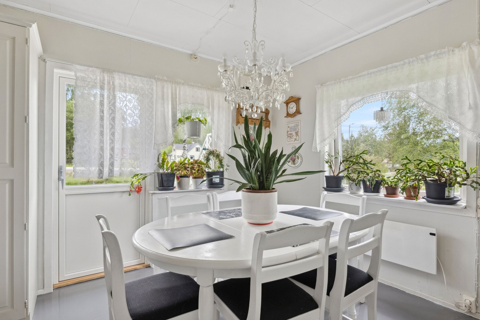 Kjøkken med spiseplass Galleribilde