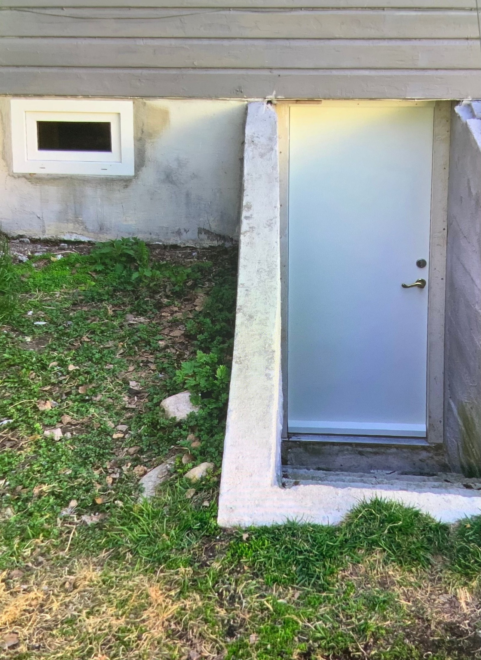 Ny dør og nye vinduer i kjeller høsten 2024 Galleribilde