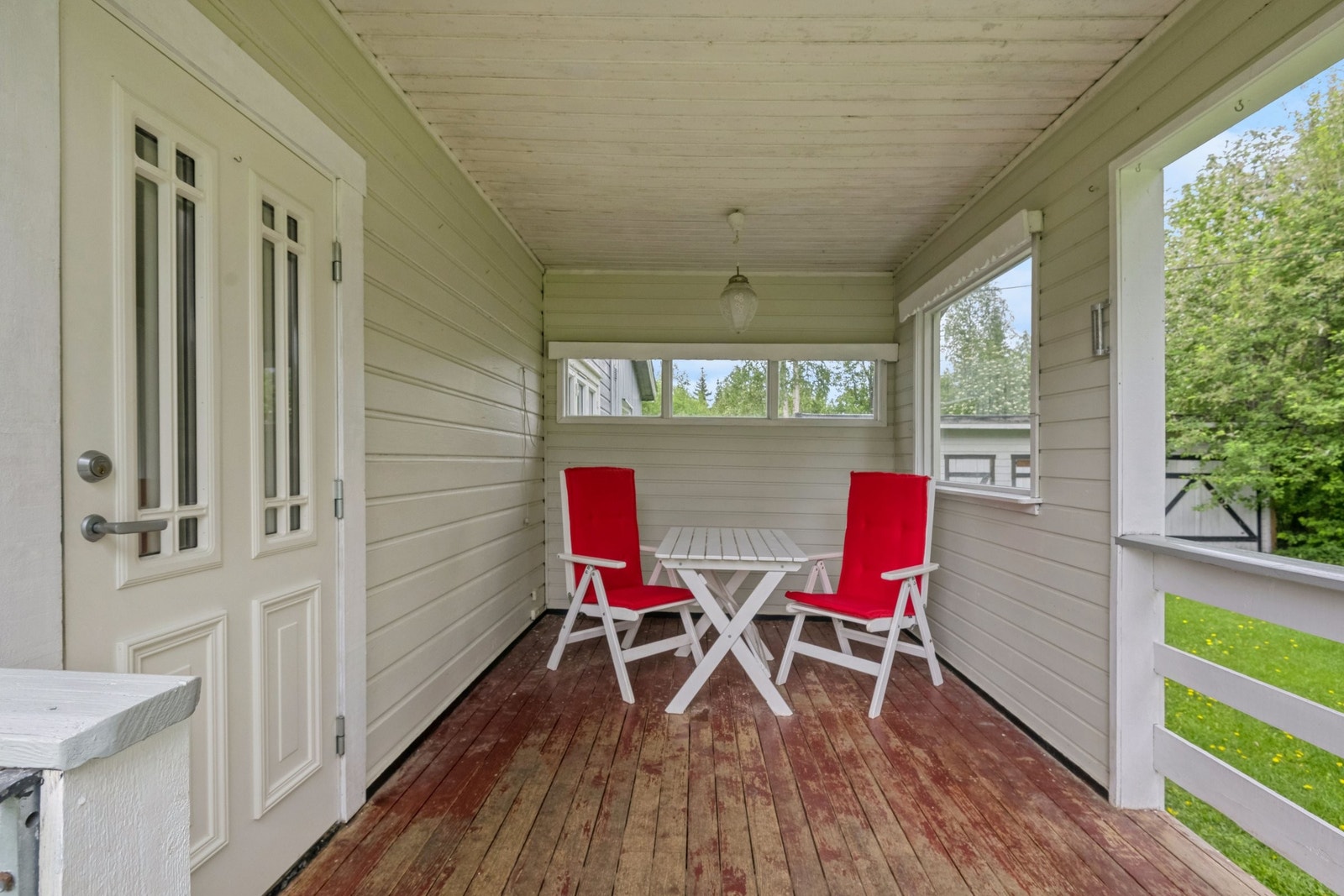 Terrasse utenfor hovedinngang Galleribilde
