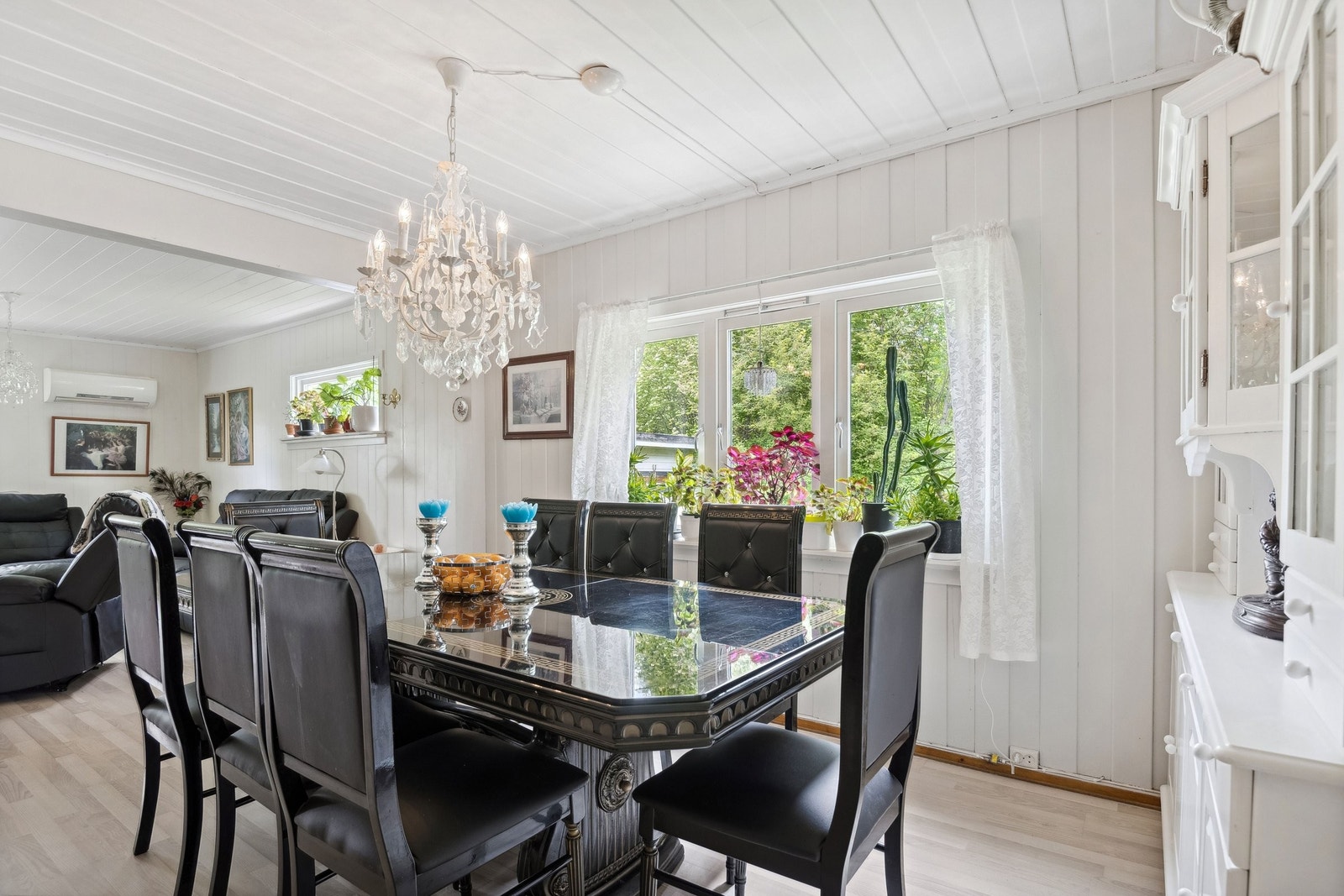 Stue med god plass til spisebord Galleribilde