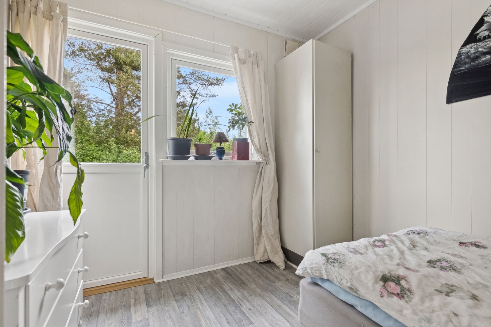Soverom med utgang til terrasse på baksiden Galleribilde