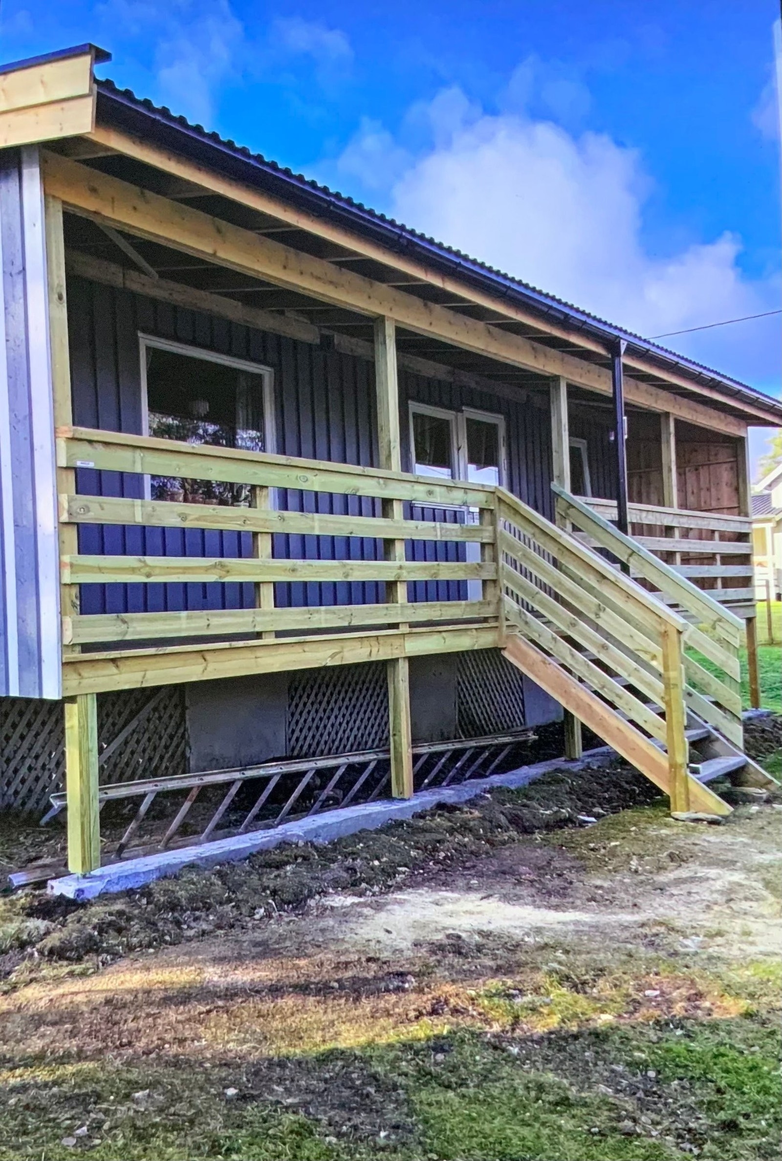 Ny veranda på baksiden av huset med overbygg satt opp høsten 2024 Galleribilde