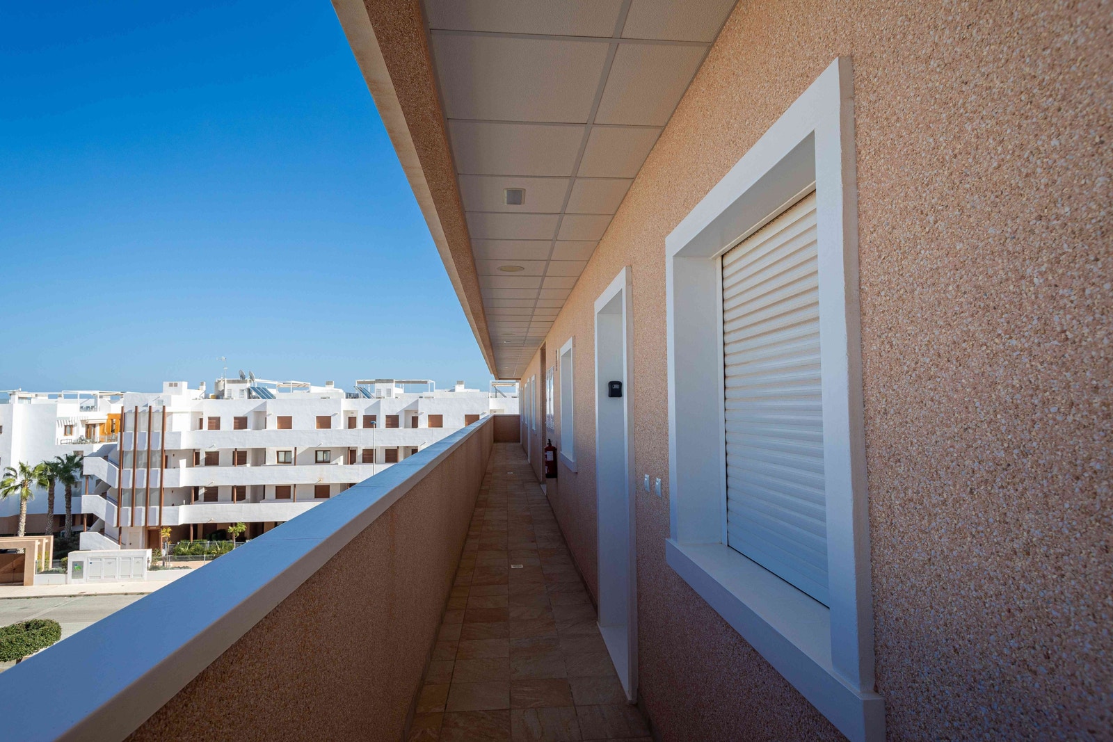 Leiligheten har overdekket inngangsparti. Galleribilde