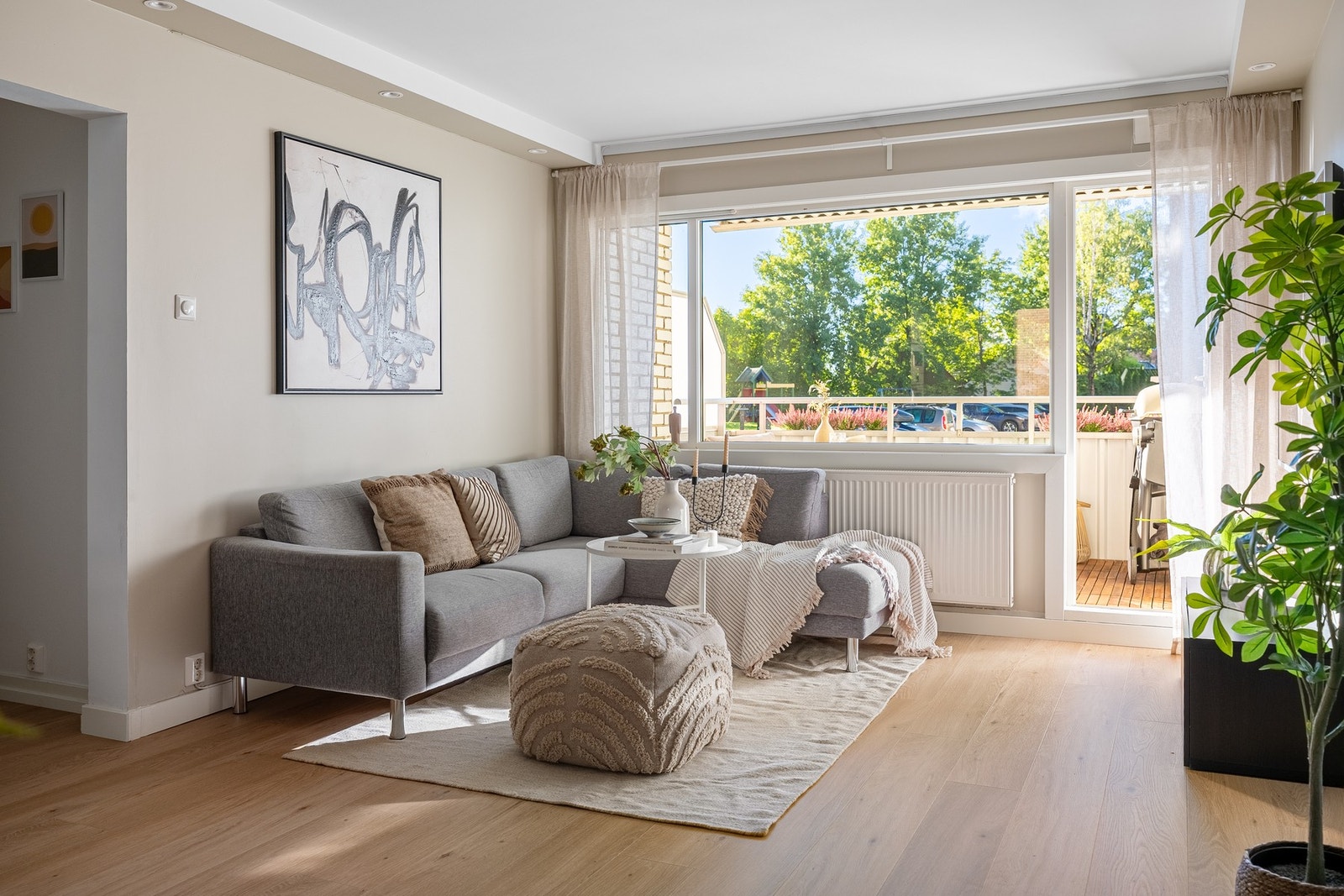 De store vindusflatene slipper inn godt med naturlig lys til rommet. Galleribilde