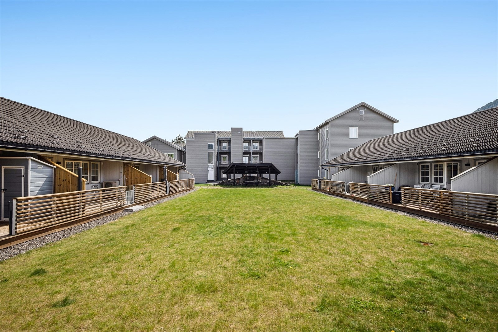 Flott felles hage med boltreplass for både store og små. Galleribilde