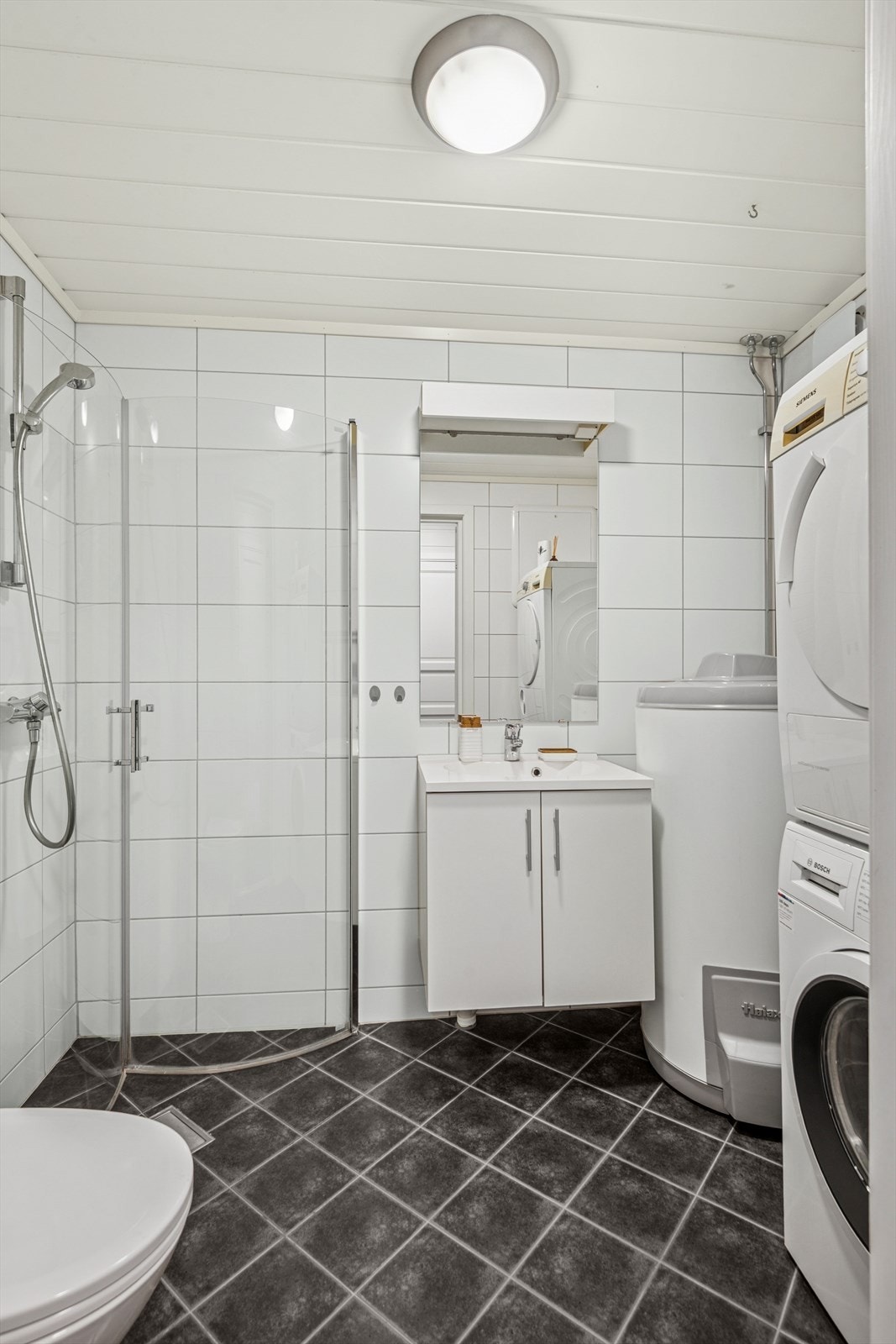 Delikat flislagt bad med behagelige varmekabler i gulv. Galleribilde