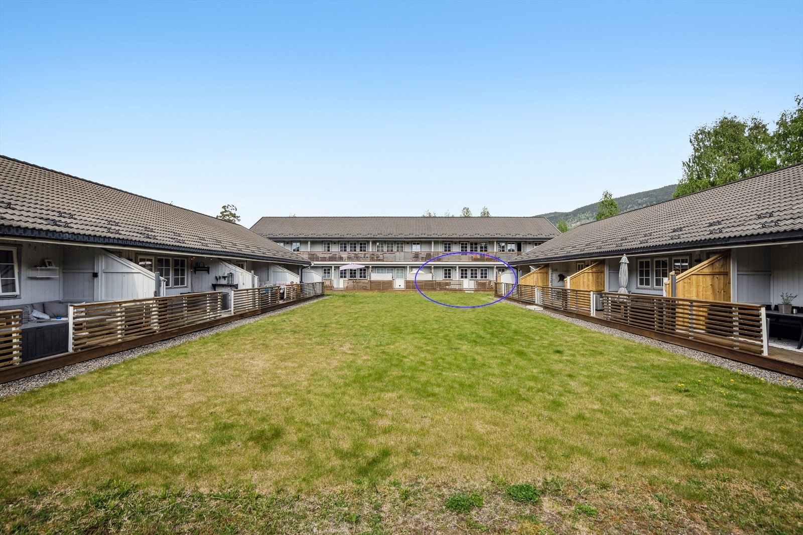 Leiligheten ligger fint til i byggets første etasje. Galleribilde