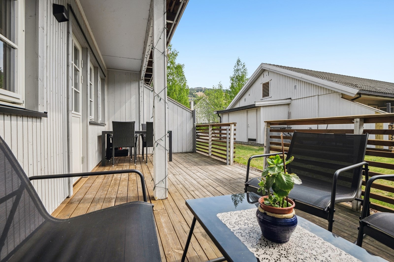 Her er det god plass for utemøblement. Deler av terrassen er overbygget. Galleribilde