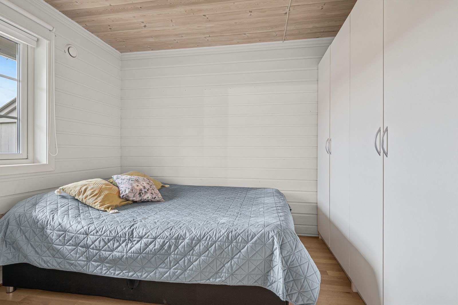 Soverom 1 byr på god plass for dobbeltseng og nattbord. Galleribilde