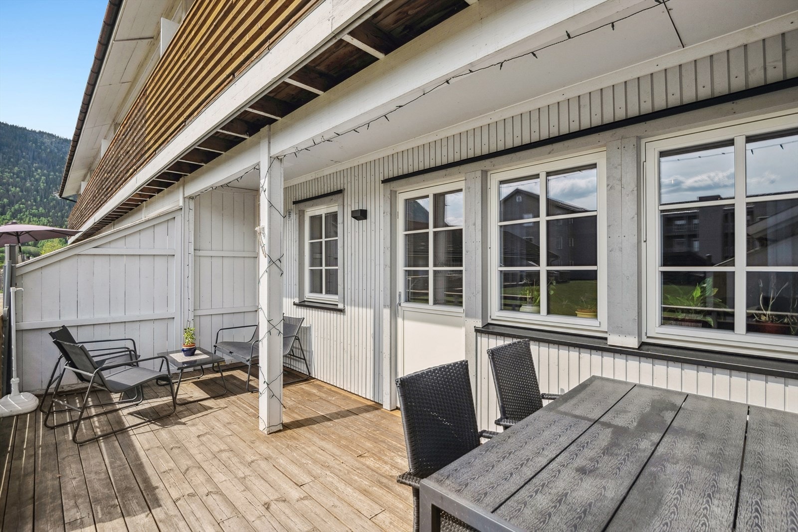 Fra stuen er det videre utgang til en solrik sørvendt terrasse. Galleribilde