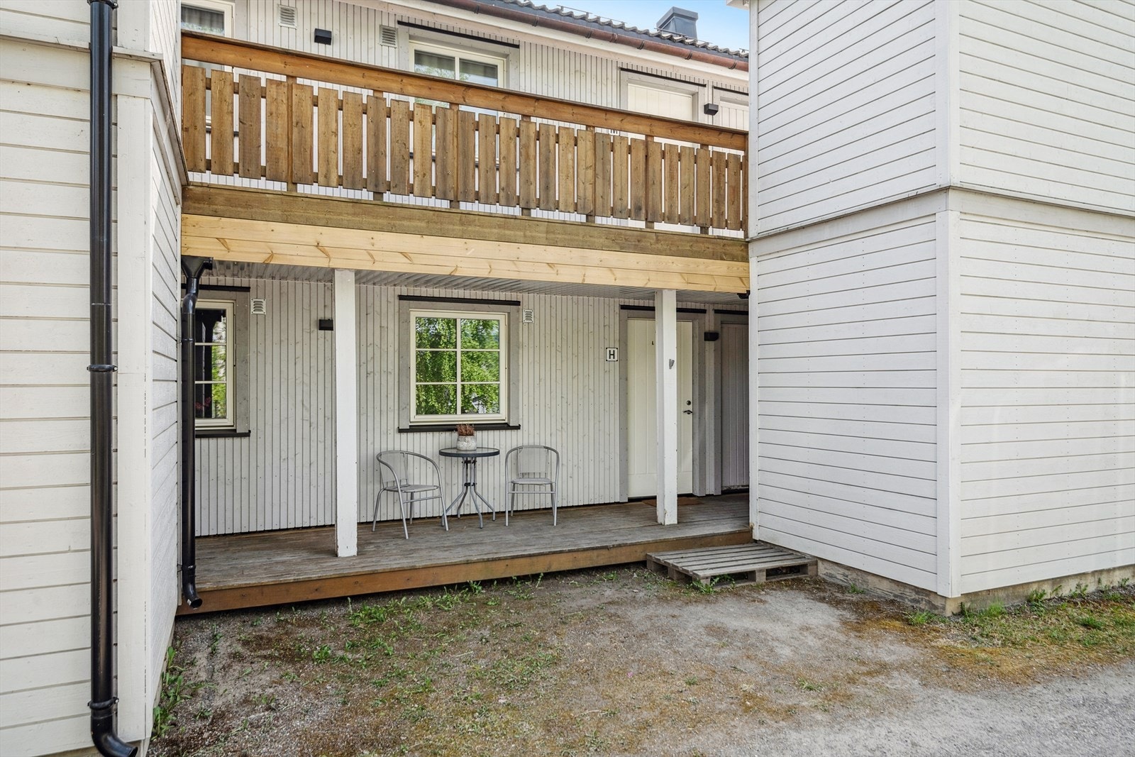 Et hyggelig overbygget inngangsparti ønsker deg velkommen hjem. Galleribilde