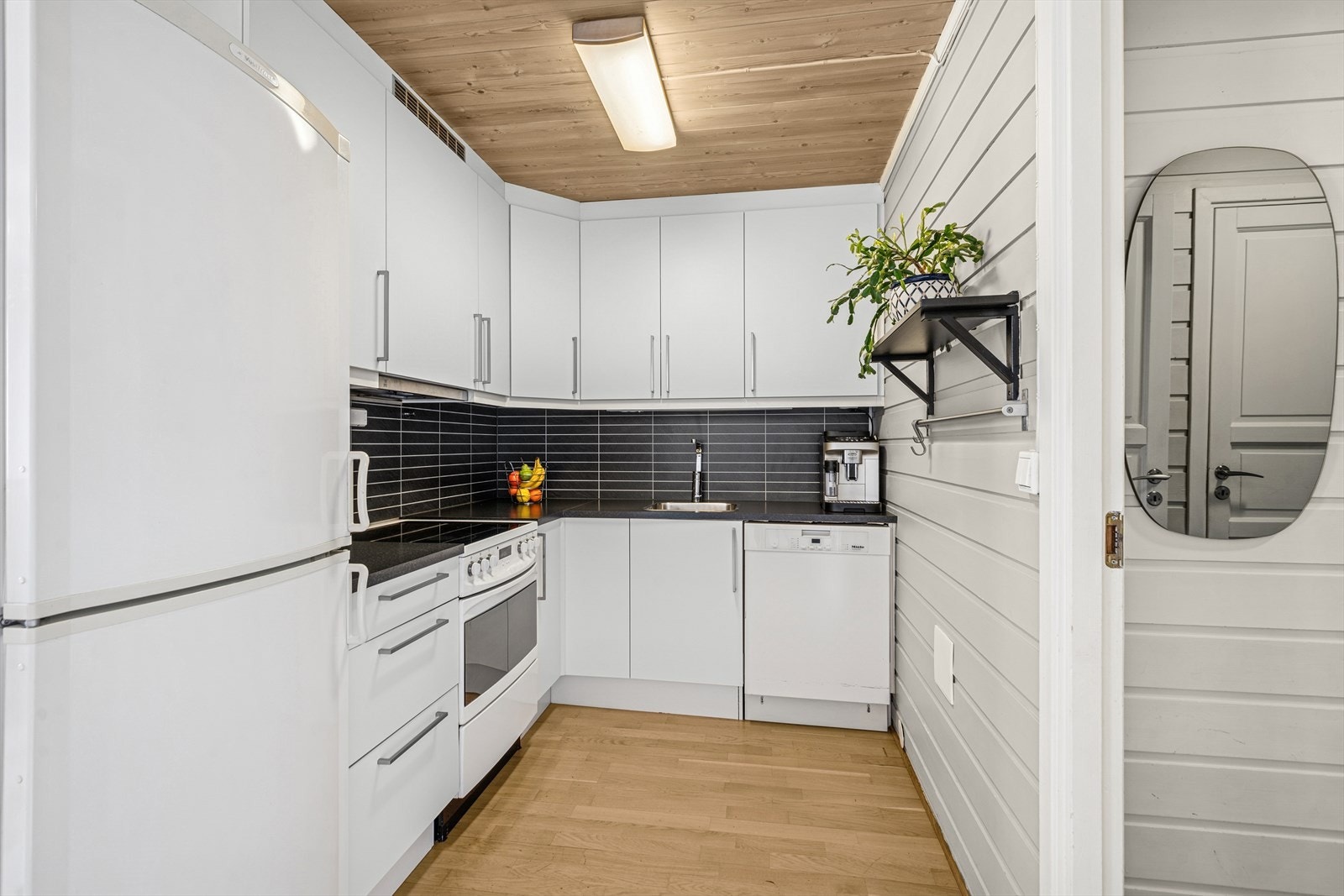 I innredningen er det plass for frittstående komfyr, oppvaskmaskin og kjøl/frys. Galleribilde