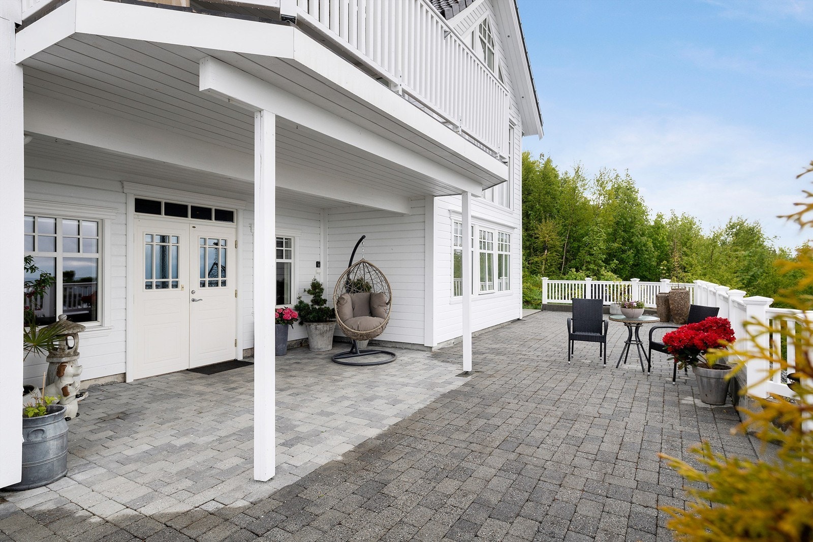 Steinbelagt uteplass ved inngangen Galleribilde