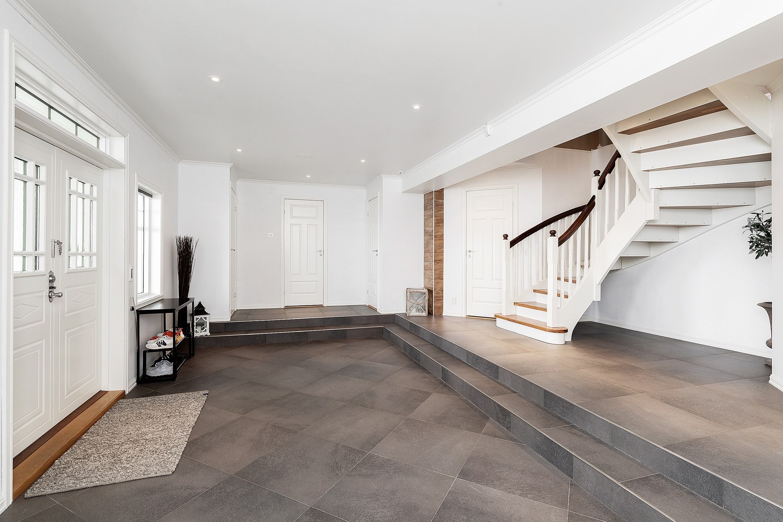 Velkommen inn! Hallen er romslig og innbydende med flislagt gulv med vannbåren varme. Galleribilde