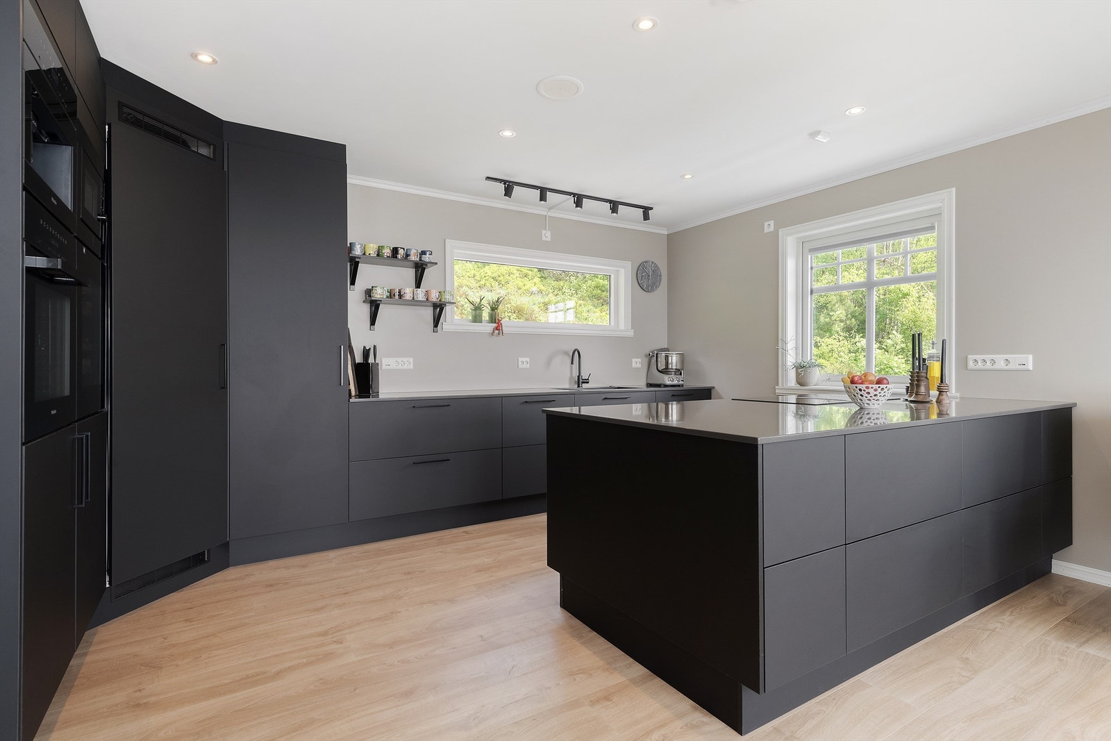 Innredningen har integrert induksjonstopp med avsug med kullfilter, stekeovn, microbølgeovn, kaffemaskin, oppvaskmaskin og vinskap. Kjølehjørne. Galleribilde