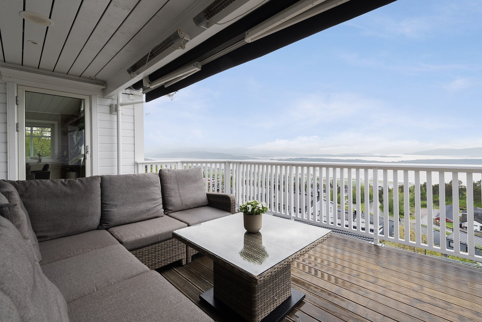 Delvis overbygd veranda mot syd Galleribilde