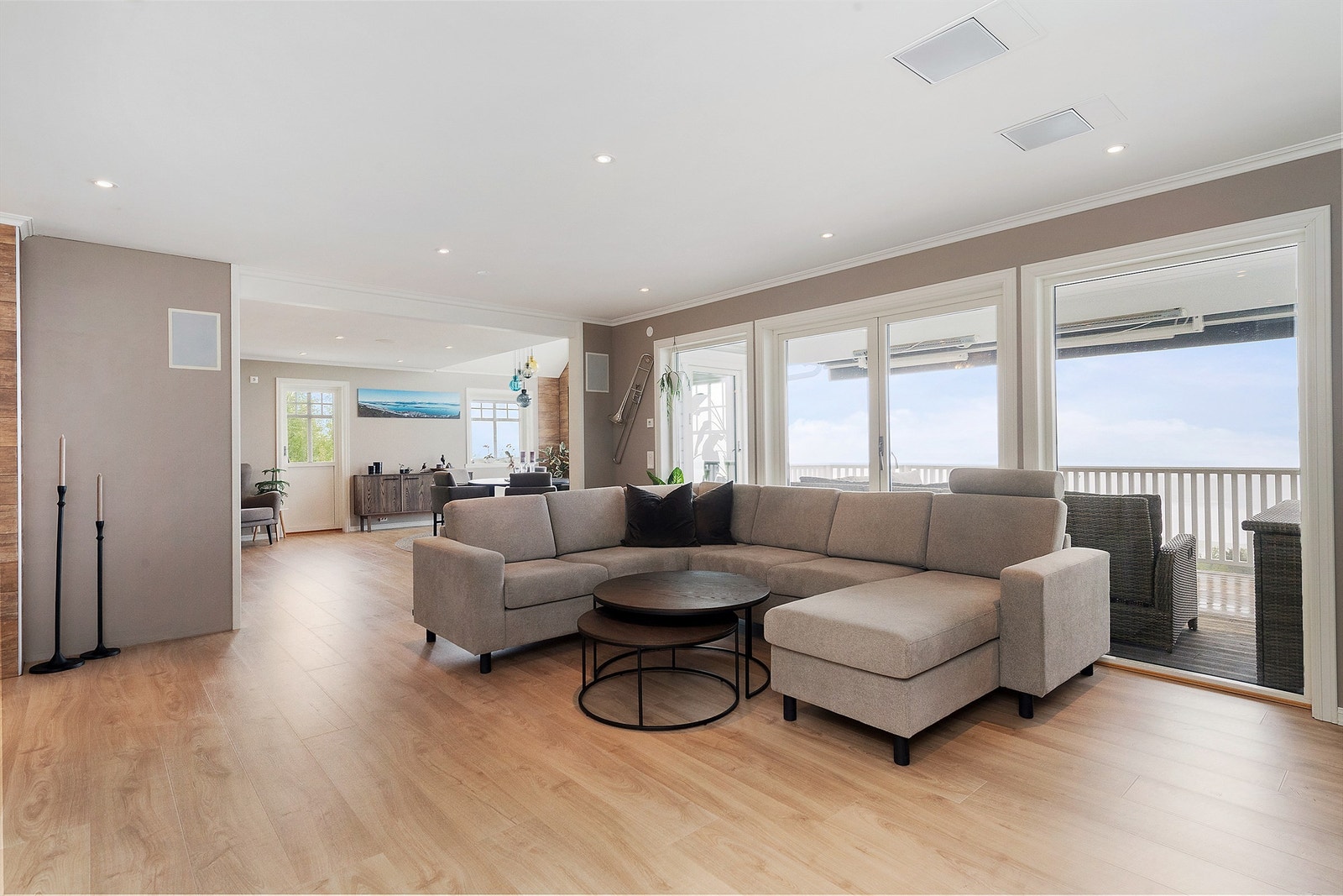 Store vindusflater slipper lyset inn Galleribilde