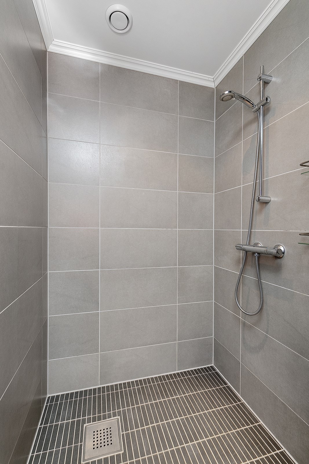 Dusjnisje i underetasjen Galleribilde