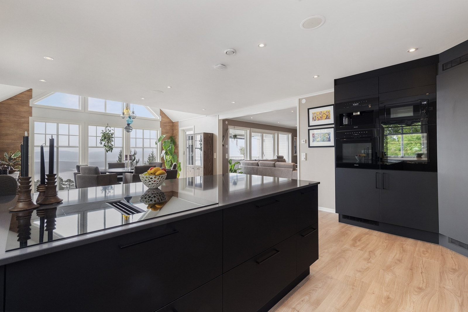 Kjøkken/allrom med spiseplass Galleribilde