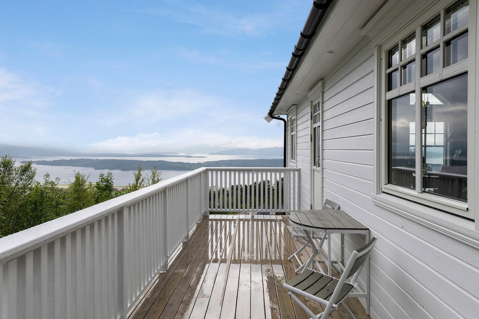 Veranda mot øst med utgang fra kjøkken Galleribilde