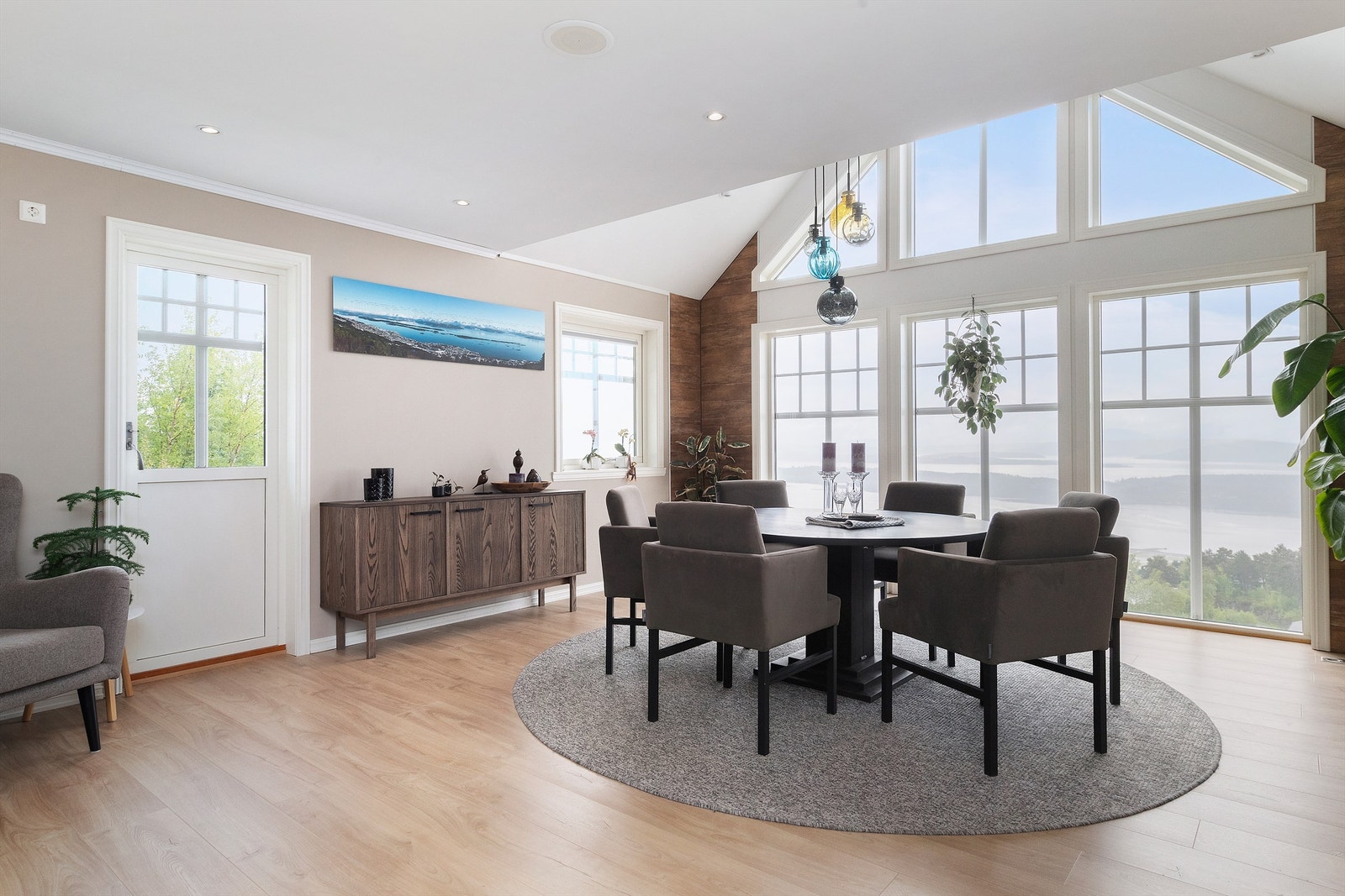 Det er fantastisk utsikt fra spiseplassen, og utgang til veranda mot øst. Galleribilde