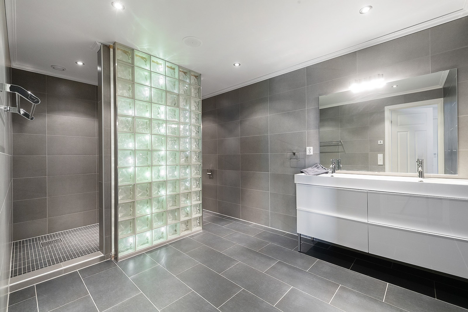 Lekkert flislagt bad i underetasjen Galleribilde