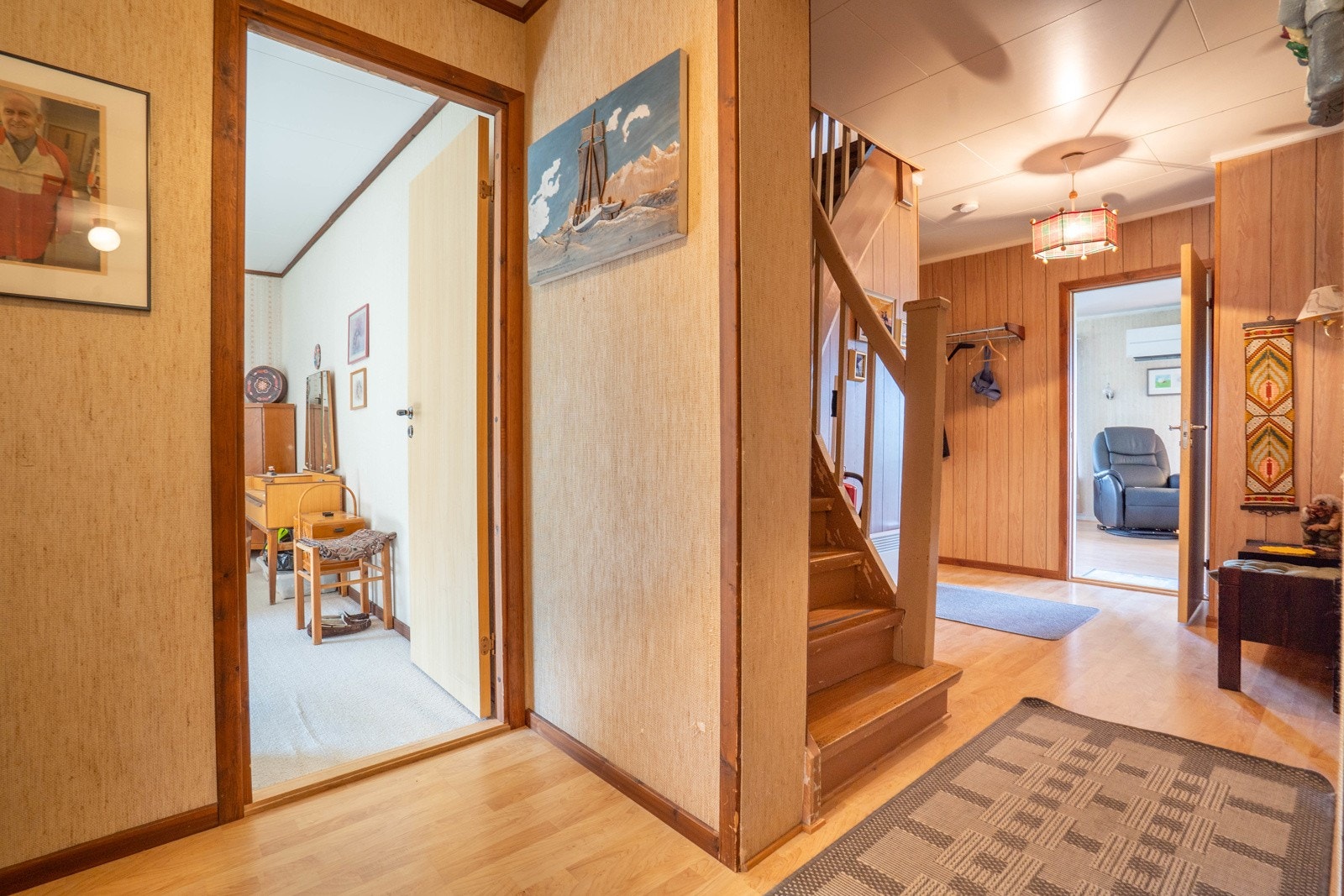Gangsone sett mot soverom 1, trappegang og stue Galleribilde