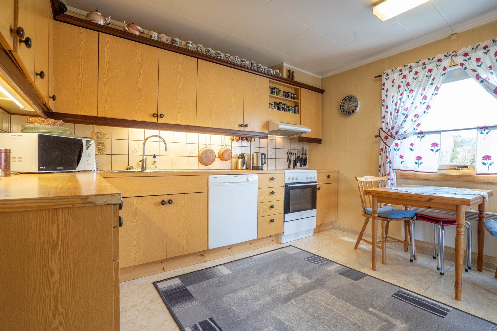 Kjøkkenet med plass til kjøkkenbord og stoler Galleribilde