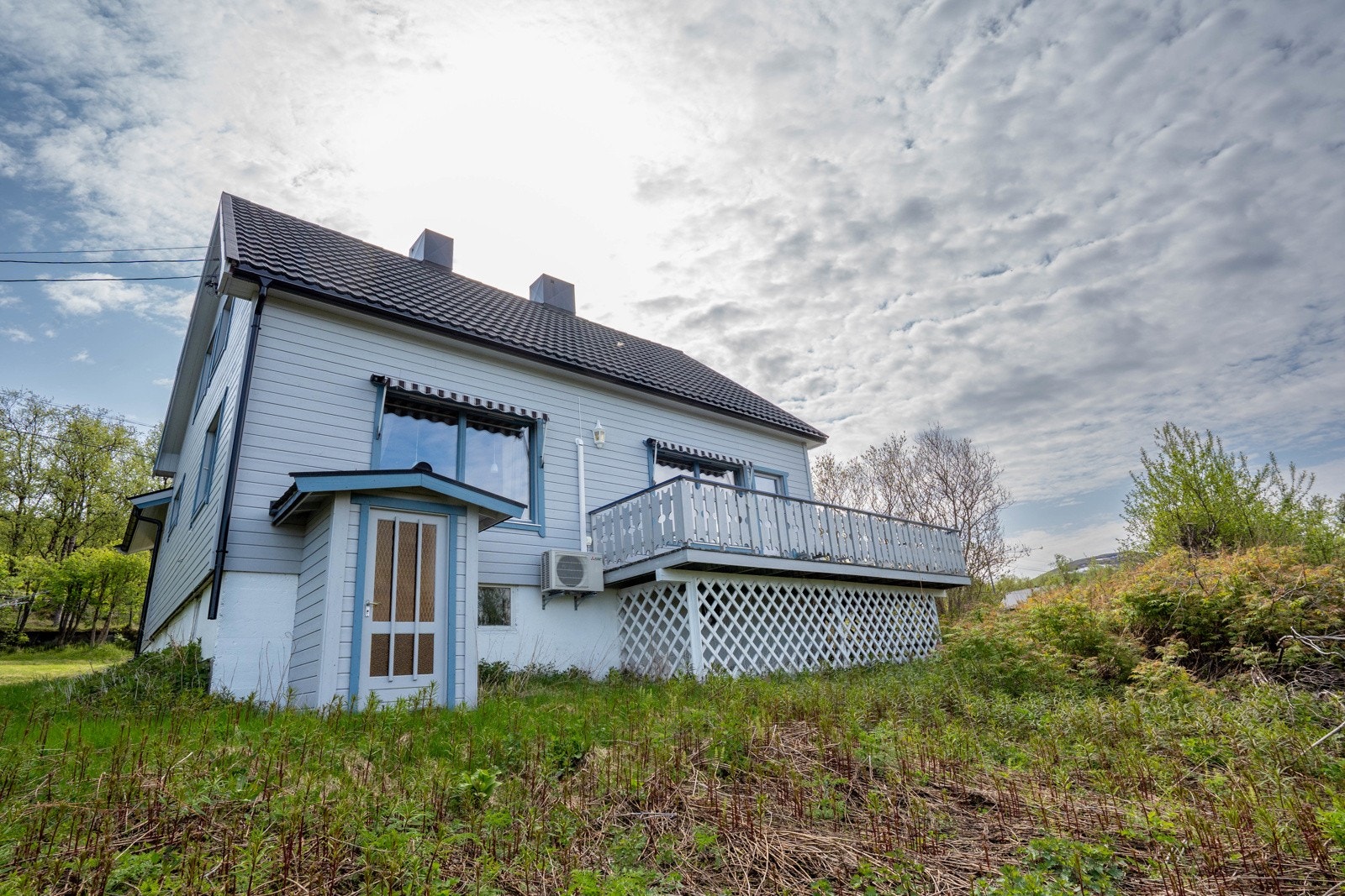 Fasade med utgang fra kjeller Galleribilde