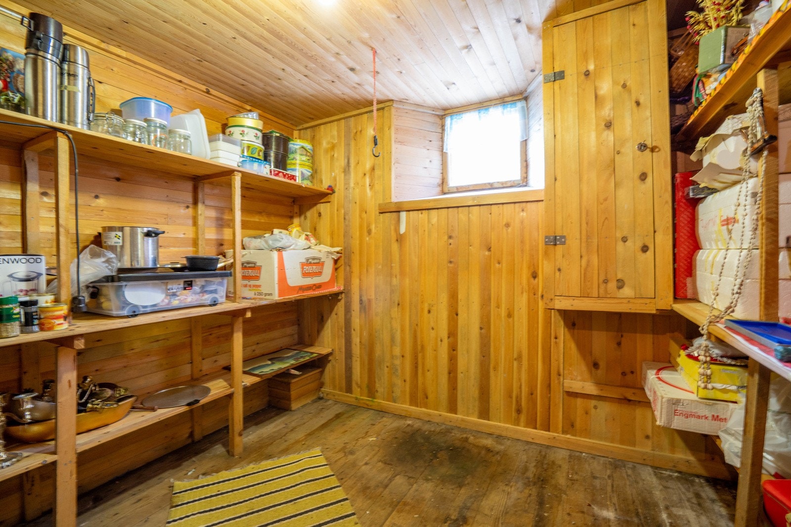 Bod i kjeller slått med trevirke Galleribilde